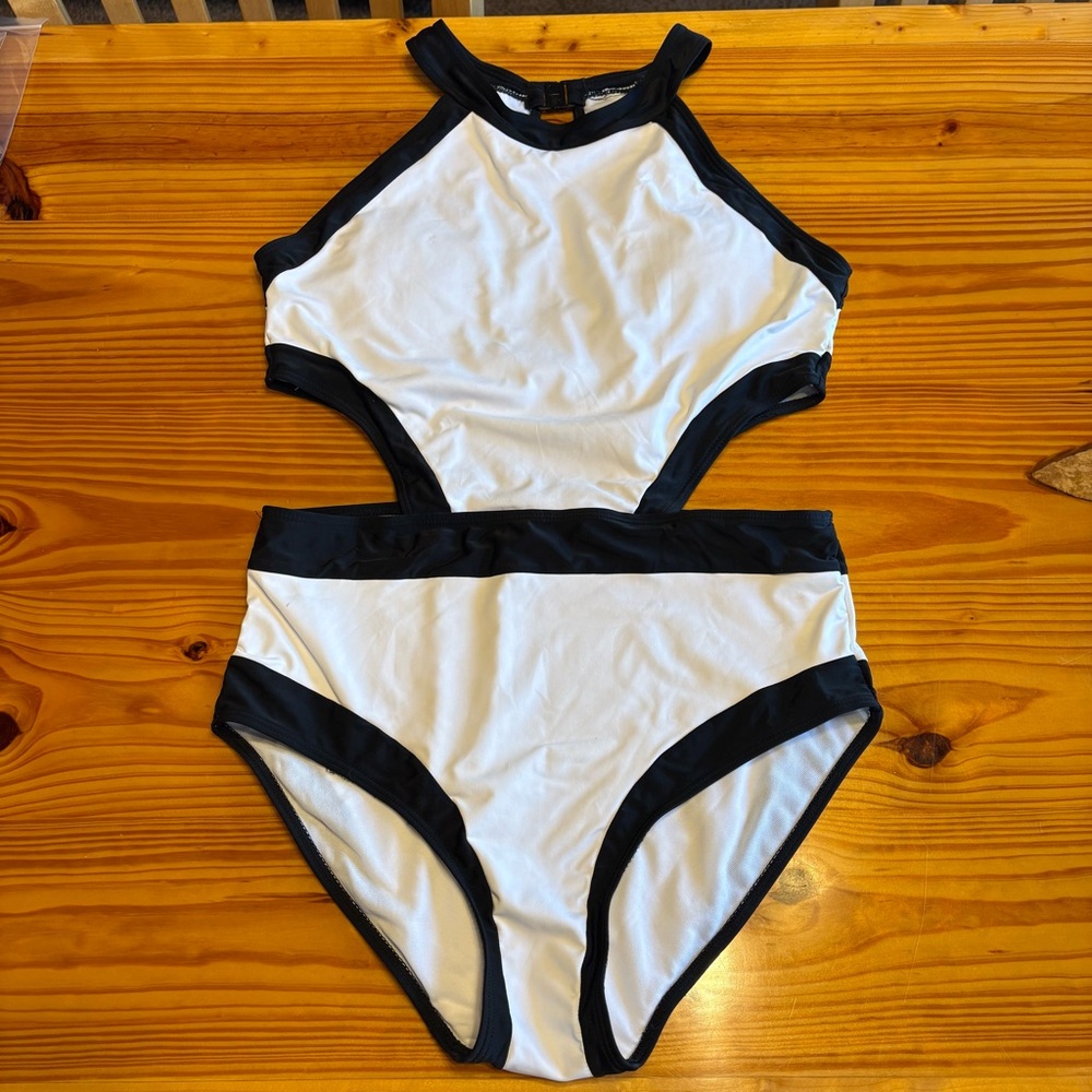 Boohoo Cut Out Monokini Swimsuit With High Waist and Snap Closure, Size L